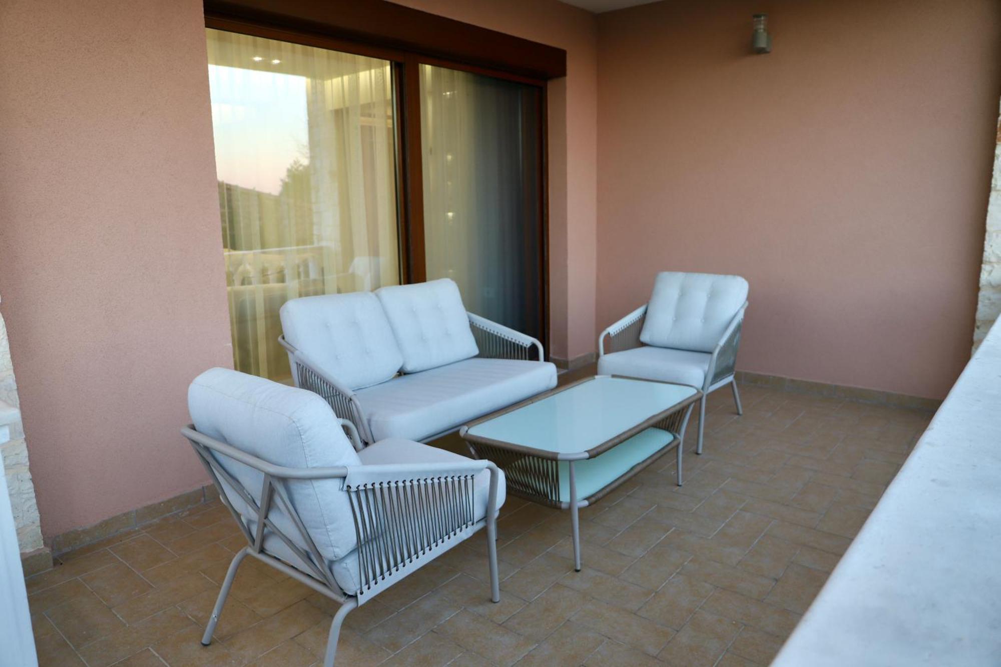 Green Villa With Private Pool Durres Bagian luar foto